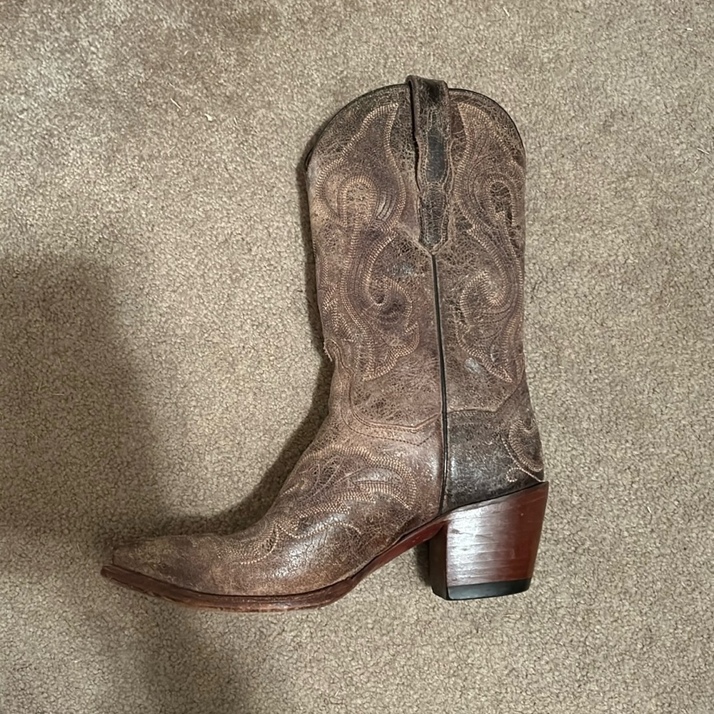 Dan post boots. Lightly worn.